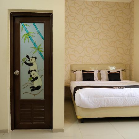 Oyo 1616 Hotel Central City 2 Tanjung Pandan Exterior photo