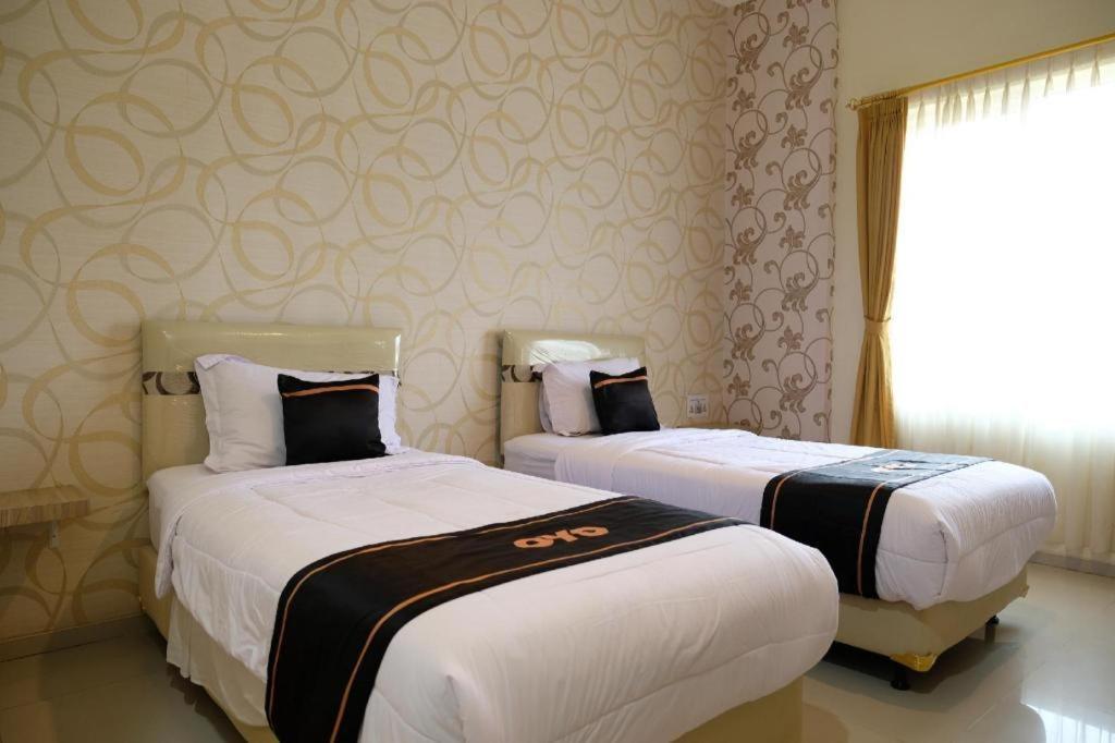 Oyo 1616 Hotel Central City 2 Tanjung Pandan Exterior photo