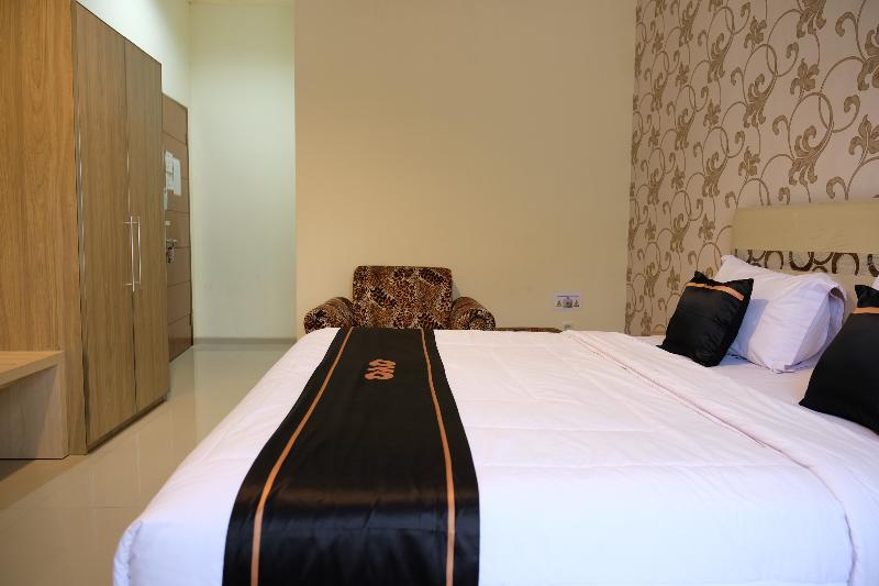 Oyo 1616 Hotel Central City 2 Tanjung Pandan Exterior photo
